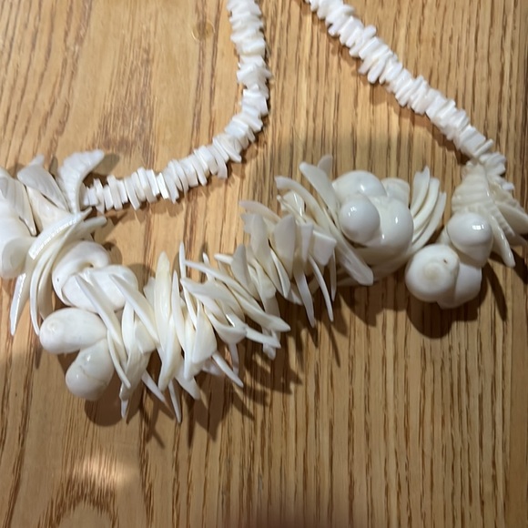 Seashell necklace, 24” in length, screw closure. - Picture 4 of 4